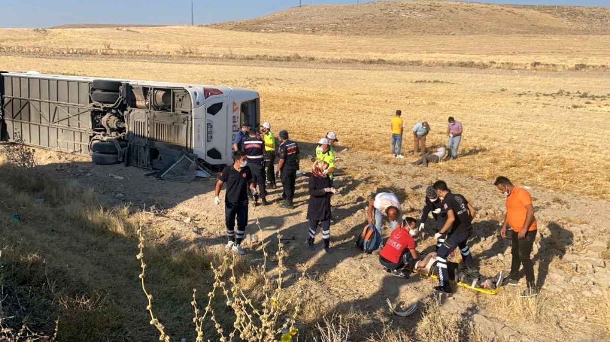 Aksaray'da yolcu otobüsü devrildi: 2'si ağır 32 yaralı